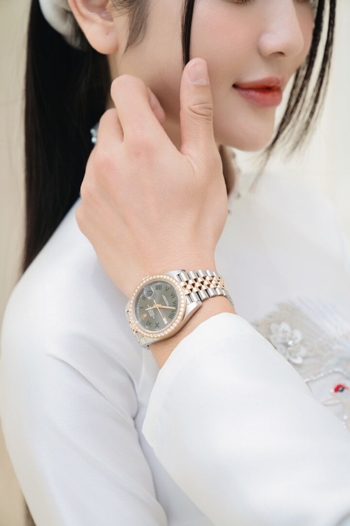 Bật mí chiếc đồng hồ giá hơn nửa tỷ đồng Quang Hải đeo trên tay trong lễ ăn hỏi
