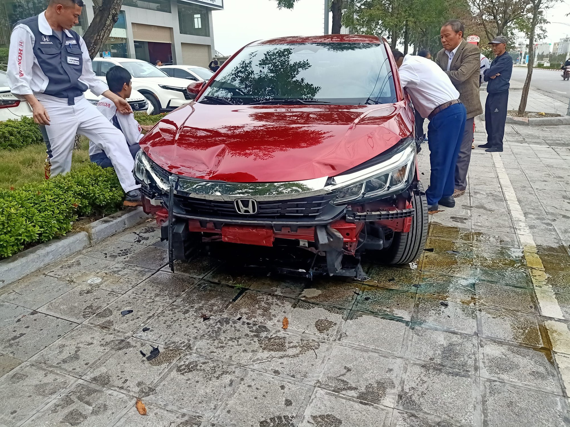 Nữ tài xế Thanh Hóa điều khiển xe mới từ showroom lao thẳng ra ngoài