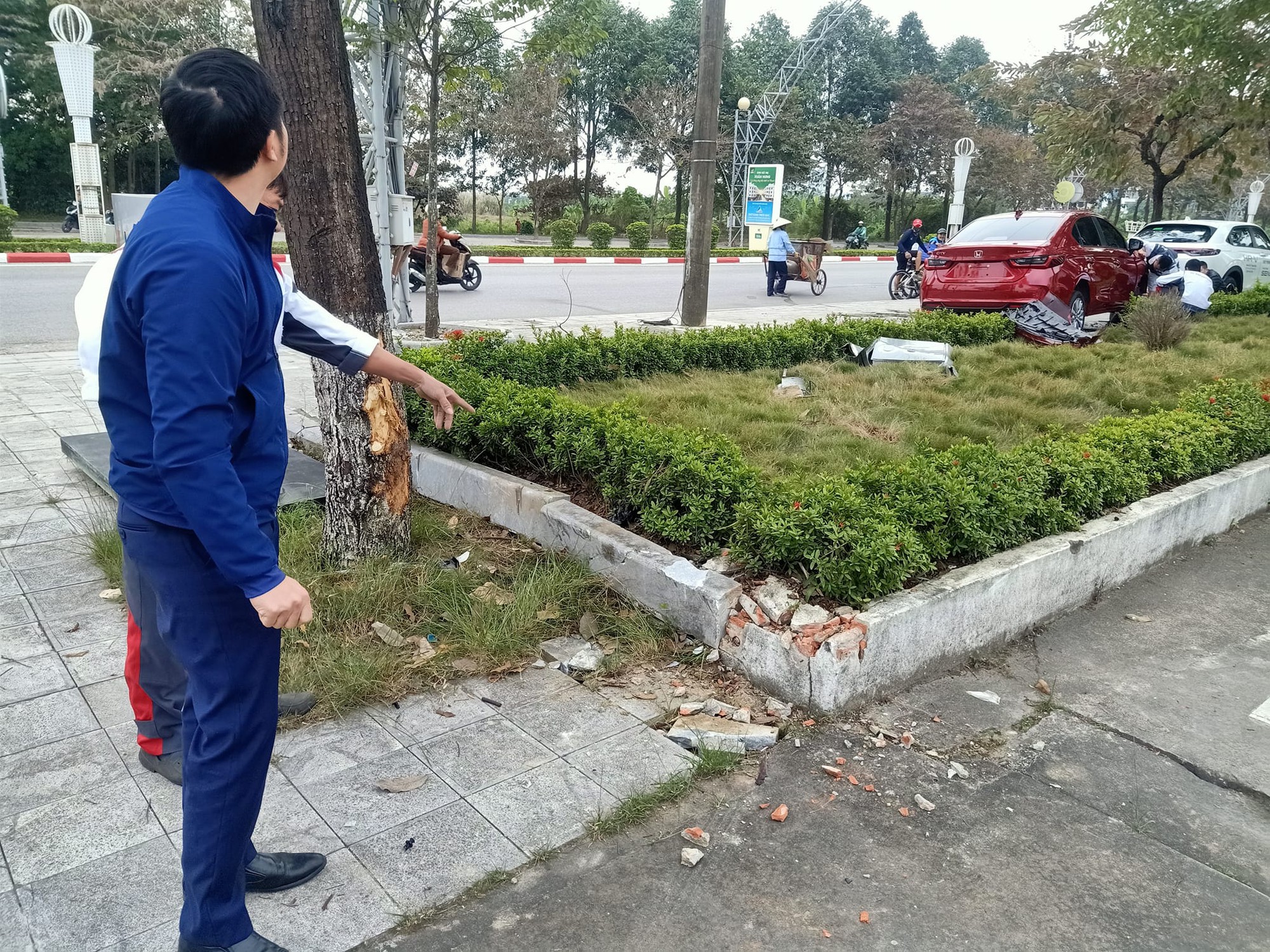 Nữ tài xế Thanh Hóa điều khiển xe mới từ showroom lao thẳng ra ngoài- Ảnh 2. Nữ tài xế Thanh Hóa điều khiển xe mới từ showroom lao thẳng ra ngoài- Ảnh 2.