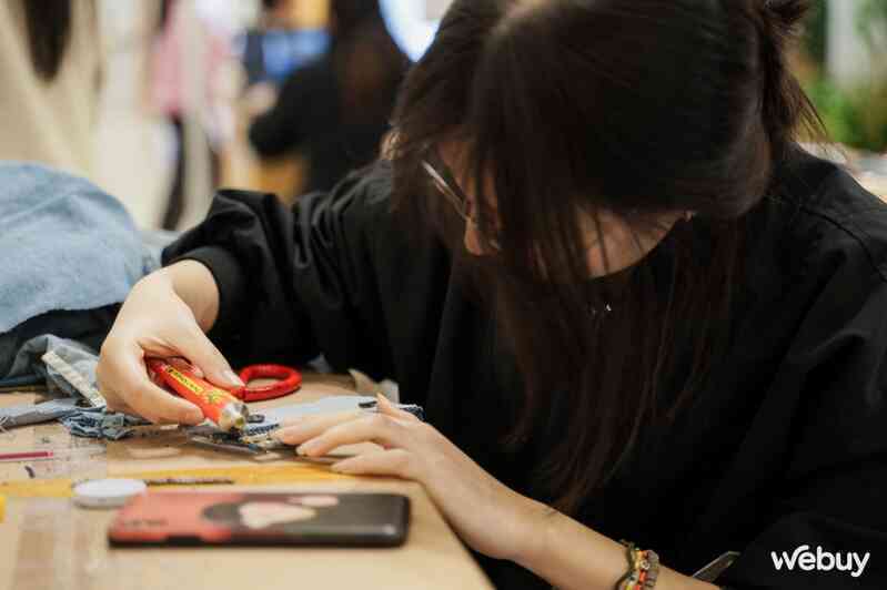 Samfan Hà Nội tự chế ốp lưng, pop socket từ quần jeans cũ, đi workshop vui còn có quà mang về- Ảnh 11. Samfan Hà Nội tự chế ốp lưng, pop socket từ quần jeans cũ, đi workshop vui còn có quà mang về- Ảnh 11.