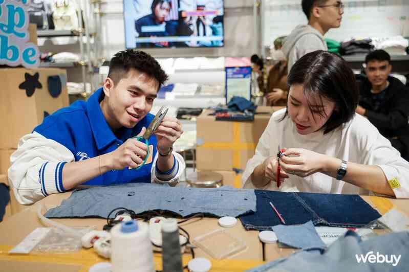 Samfan Hà Nội tự chế ốp lưng, pop socket từ quần jeans cũ, đi workshop vui còn có quà mang về- Ảnh 12. Samfan Hà Nội tự chế ốp lưng, pop socket từ quần jeans cũ, đi workshop vui còn có quà mang về- Ảnh 12.
