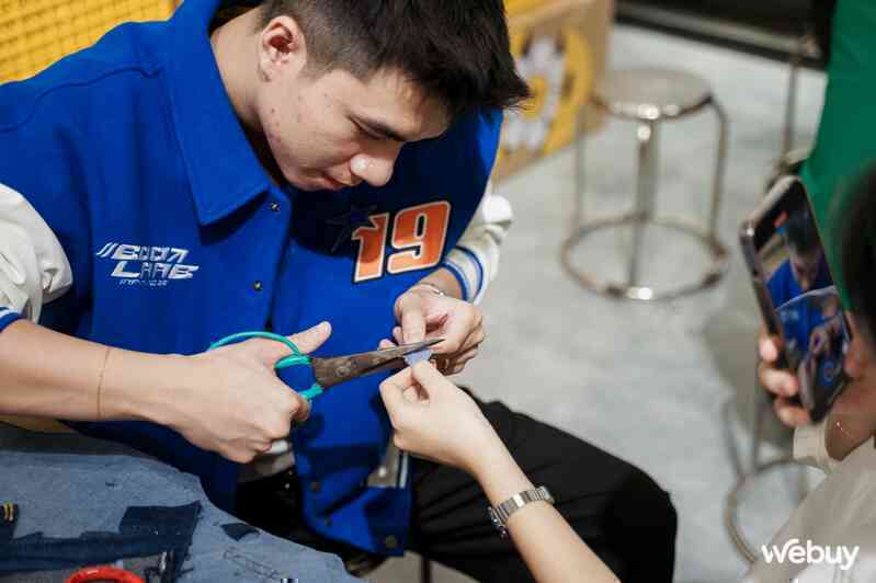 Samfan Hà Nội tự chế ốp lưng, pop socket từ quần jeans cũ, đi workshop vui còn có quà mang về- Ảnh 13. Samfan Hà Nội tự chế ốp lưng, pop socket từ quần jeans cũ, đi workshop vui còn có quà mang về- Ảnh 13.