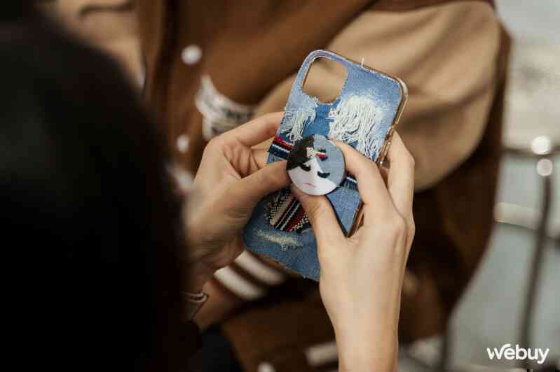 Samfan Hà Nội tự chế ốp lưng, pop socket từ quần jeans cũ, đi workshop vui còn có quà mang về- Ảnh 17. Samfan Hà Nội tự chế ốp lưng, pop socket từ quần jeans cũ, đi workshop vui còn có quà mang về- Ảnh 17.