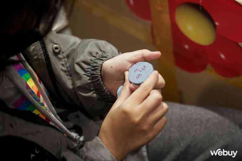Samfan Hà Nội tự chế ốp lưng, pop socket từ quần jeans cũ, đi workshop vui còn có quà mang về- Ảnh 18. Samfan Hà Nội tự chế ốp lưng, pop socket từ quần jeans cũ, đi workshop vui còn có quà mang về- Ảnh 18.
