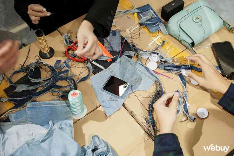 Samfan Hà Nội tự chế ốp lưng, pop socket từ quần jeans cũ, đi workshop vui còn có quà mang về- Ảnh 4. Samfan Hà Nội tự chế ốp lưng, pop socket từ quần jeans cũ, đi workshop vui còn có quà mang về- Ảnh 4.