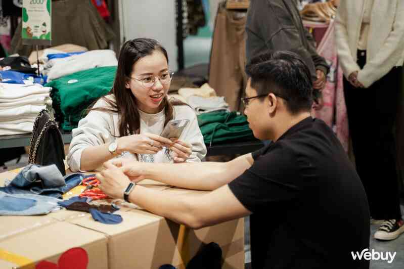 Samfan Hà Nội tự chế ốp lưng, pop socket từ quần jeans cũ, đi workshop vui còn có quà mang về- Ảnh 6. Samfan Hà Nội tự chế ốp lưng, pop socket từ quần jeans cũ, đi workshop vui còn có quà mang về- Ảnh 6.