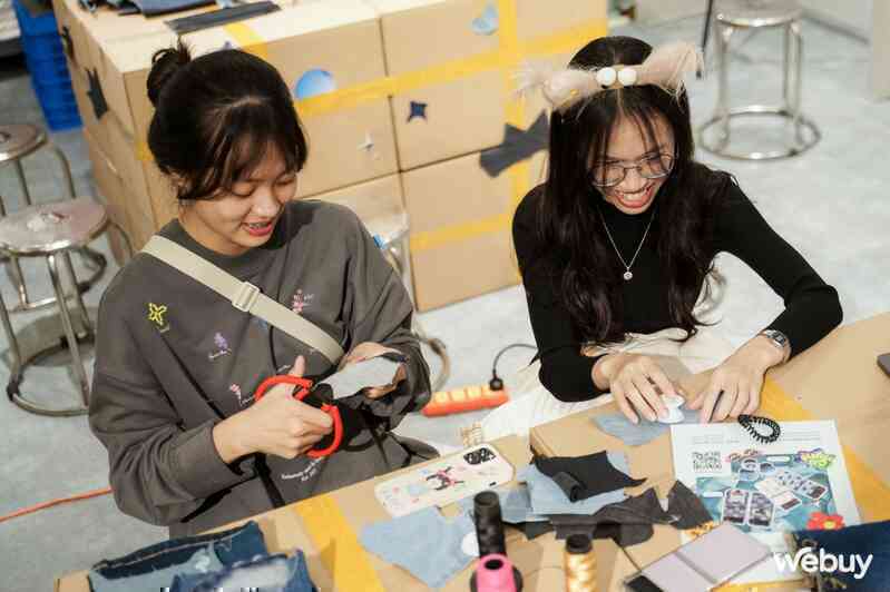 Samfan Hà Nội tự chế ốp lưng, pop socket từ quần jeans cũ, đi workshop vui còn có quà mang về- Ảnh 9. Samfan Hà Nội tự chế ốp lưng, pop socket từ quần jeans cũ, đi workshop vui còn có quà mang về- Ảnh 9.