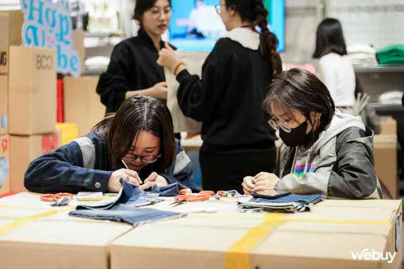 Samfan Hà Nội tự chế ốp lưng, pop socket từ quần jeans cũ, đi workshop vui còn có quà mang về- Ảnh 10. Samfan Hà Nội tự chế ốp lưng, pop socket từ quần jeans cũ, đi workshop vui còn có quà mang về- Ảnh 10.