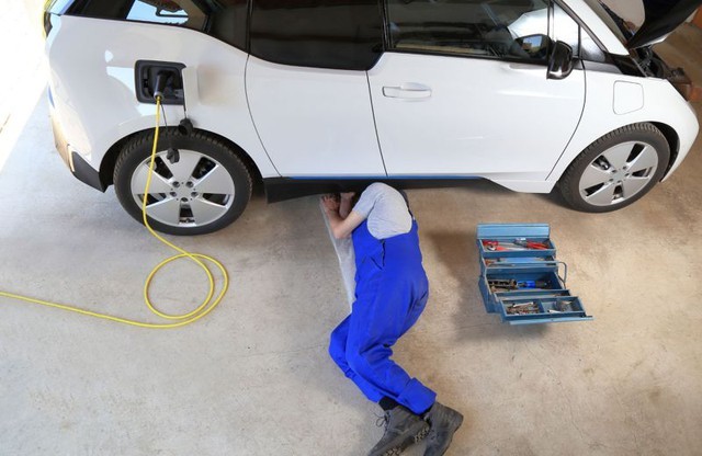 Bí mật các hãng xe điện muốn giấu kín: Chi phí sửa chữa đắt hơn nhiều so với ô tô xăng, khó tháo dời vì dùng nguyên liệu lạ