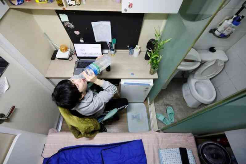 Bên trong &quot;nhà quan tài&quot; rộng 3m2 toilet sát giường ngủ, không dành cho người sợ không gian hẹp - nơi ước mơ đổi đời và hiện thực đan xen - Ảnh 8.