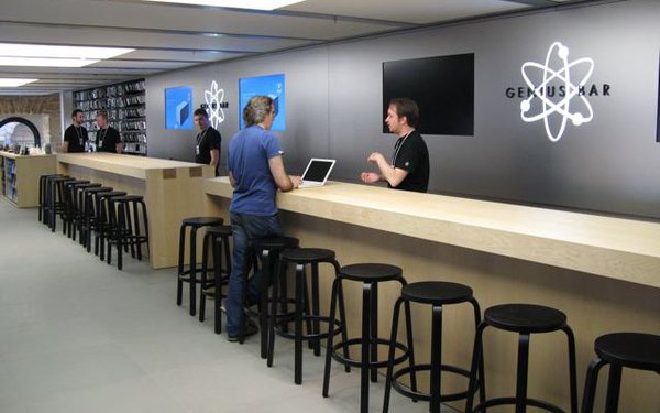 Cách Steve Jobs tạo nên “linh hồn” cho Apple Store: Sao chép khách sạn 5 sao, quầy Genius Bar là nơi quan trọng nhất, 10 người ghé 9 người quay lại