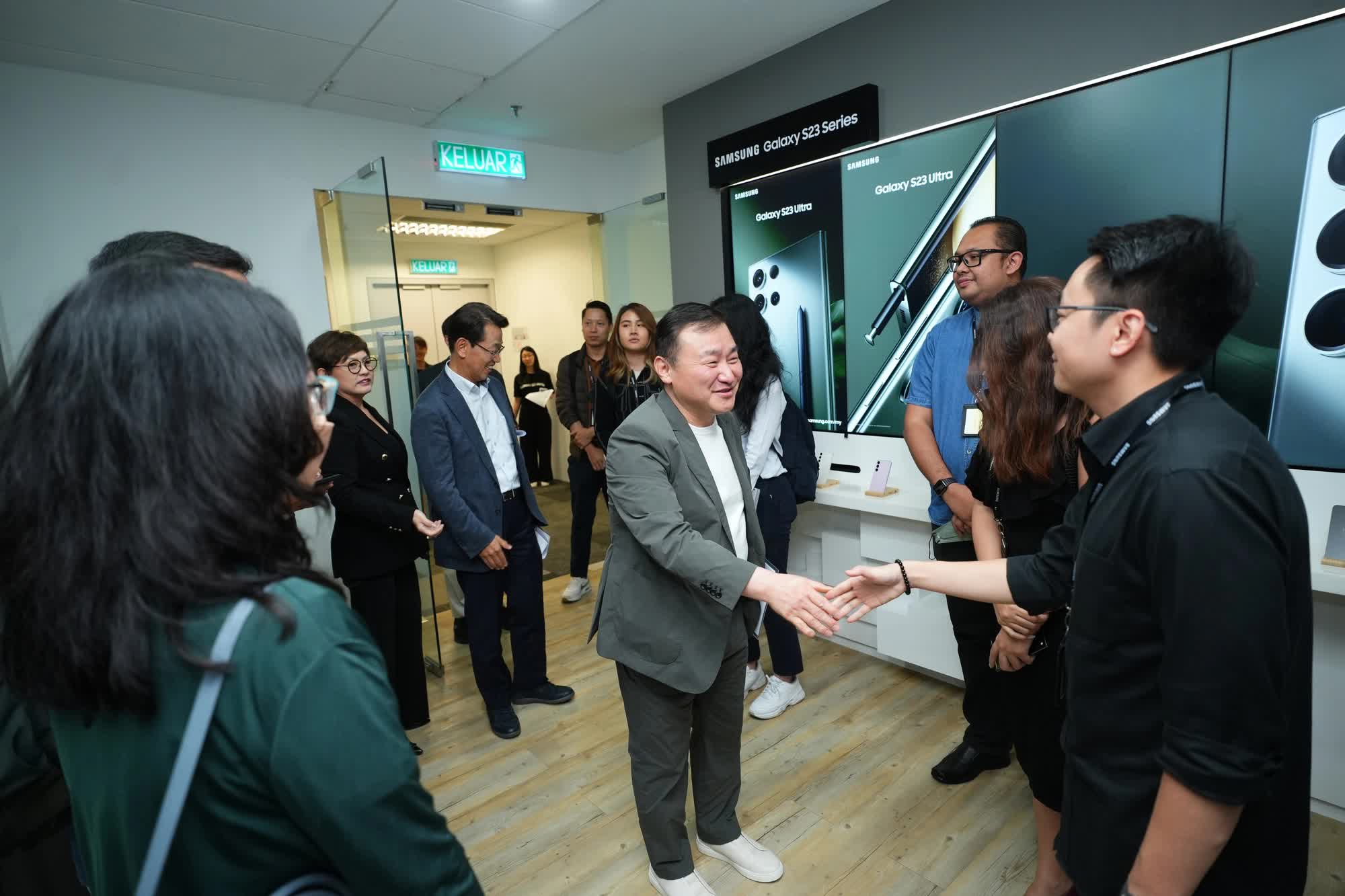 Chủ tịch mảng di động Samsung: "Tôi đang dùng ChatGPT và thảo luận với Microsoft để hiểu thêm về nó" - Ảnh 3. Chủ tịch mảng di động Samsung: "Tôi đang dùng ChatGPT và thảo luận với Microsoft để hiểu thêm về nó" - Ảnh 3.