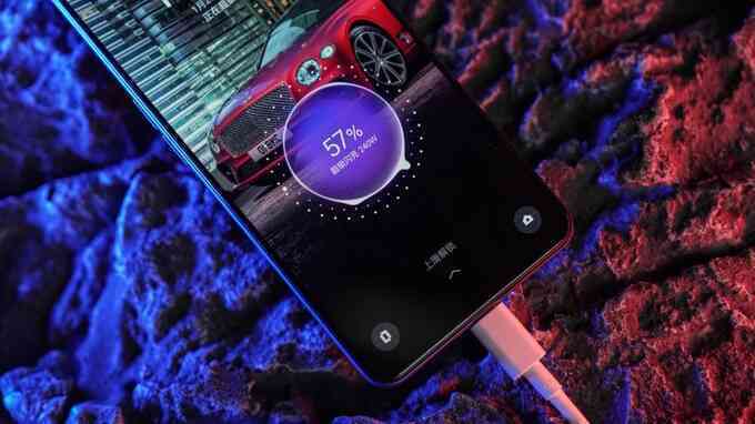 Realme GT Neo 5 là smartphone có công suất sạc lớn nhất hiện nay, lên đến 240W (Ảnh: Realme).