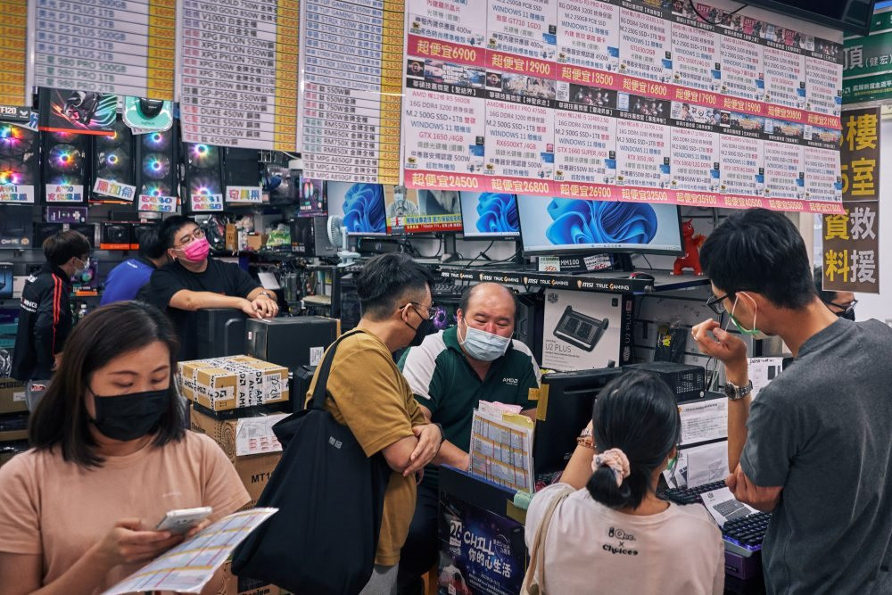 Đột nhập 2 khu ‘chợ giời công nghệ’ nổi tiếng thế giới: Thiên đường cho giới game thủ, la liệt máy tính Apple ‘siêu rẻ’ nhưng cáp audio dát vàng 94 triệu cũng có - Ảnh 3. Đột nhập 2 khu ‘chợ giời công nghệ’ nổi tiếng thế giới: Thiên đường cho giới game thủ, la liệt máy tính Apple ‘siêu rẻ’ nhưng cáp audio dát vàng 94 triệu cũng có - Ảnh 3.