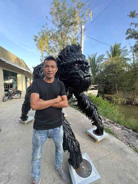 Gặp chủ nhân King Kong làm từ lốp xe đang gây bão MXH: 'Có lúc tự ngồi cắt lốp thấy rảnh thiệt'