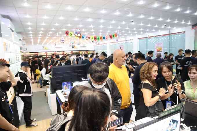 Galaxy S23 lên kệ, phả "hơi nóng" vào cuộc đua smartphone cao cấp
