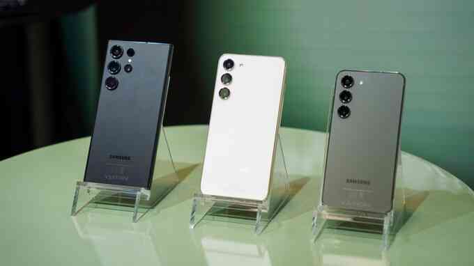 Mặt lưng của bộ 3 Galaxy S23 được thiết kế tối giản, với phong cách giống nhau (Ảnh: Thế Anh).