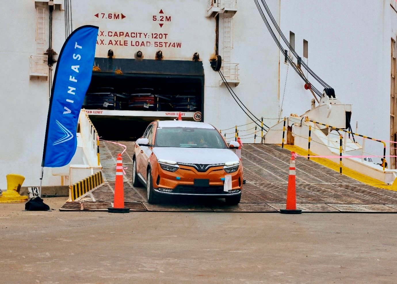 VinFast buộc phải hành động khi Tesla châm ngòi cuộc chiến giảm giá xe điện trên toàn cầu
