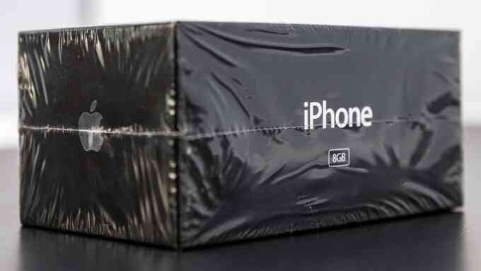 Chiếc iPhone đời đầu phiên bản 8GB chưa được bóc seal, được bán với mức giá lên đến hơn 63.000 USD (Ảnh: LCG Auctions).