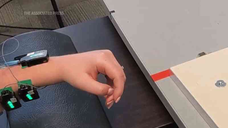 Đột phá: Công nghệ giúp người tai biến liệt 10 năm cử động lại được, giá chỉ 350 triệu VNĐ - Ảnh 11. Đột phá: Công nghệ giúp người tai biến liệt 10 năm cử động lại được, giá chỉ 350 triệu VNĐ - Ảnh 11.