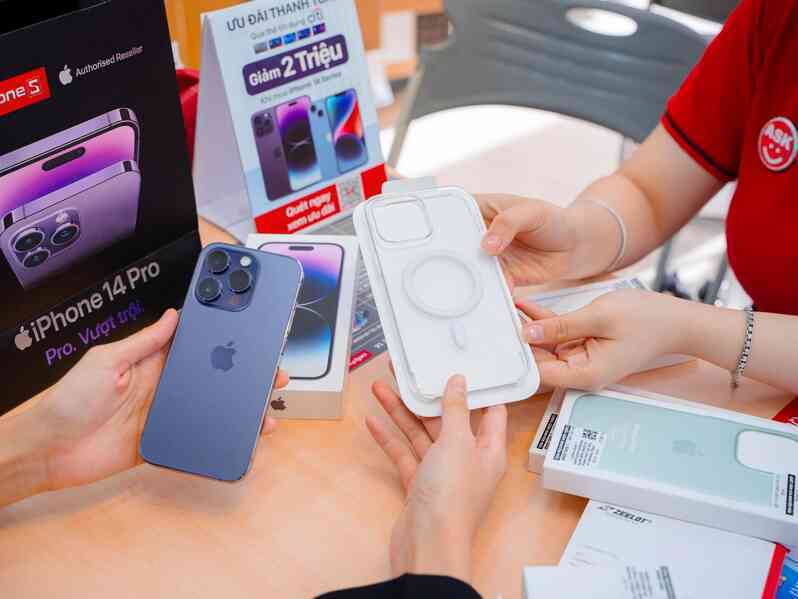 Hai thái cực đối lập: Samfan chuộng thu cũ đổi mới, iFan thì chẳng "mặn mà"