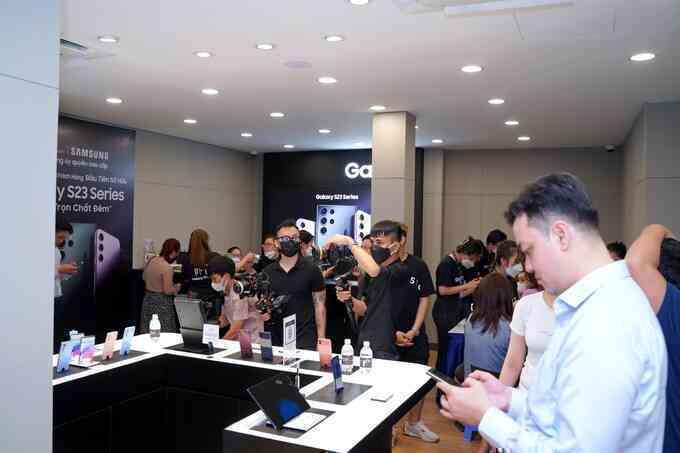 Loạt smartphone cao cấp giảm giá mạnh cuối tháng 2