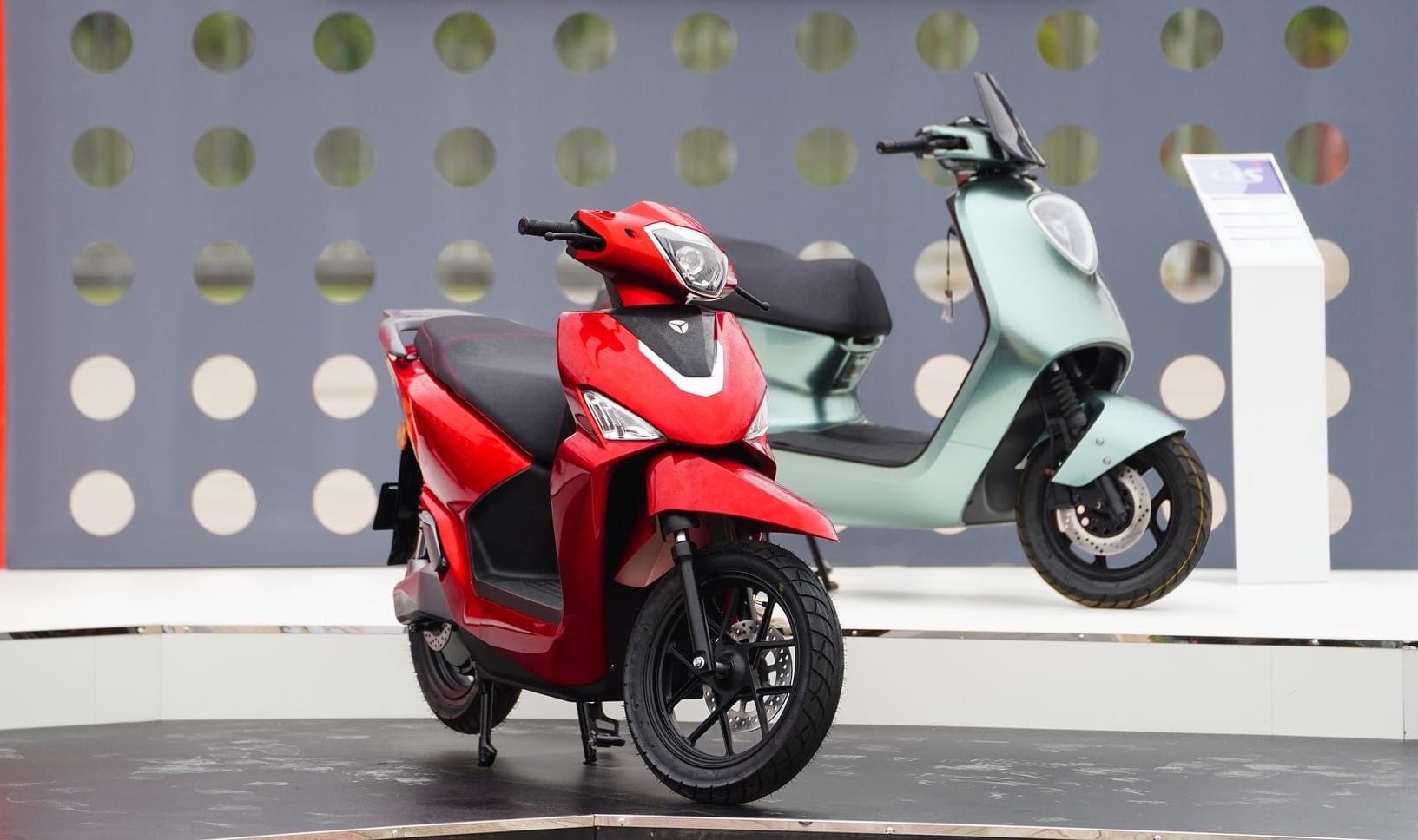 Đòi cạnh tranh với cả Honda Vision và VinFast Vento S, mẫu xe máy điện mới giá từ 26 triệu đồng có gì hot? - Ảnh 3. Đòi cạnh tranh với cả Honda Vision và VinFast Vento S, mẫu xe máy điện mới giá từ 26 triệu đồng có gì hot? - Ảnh 3.