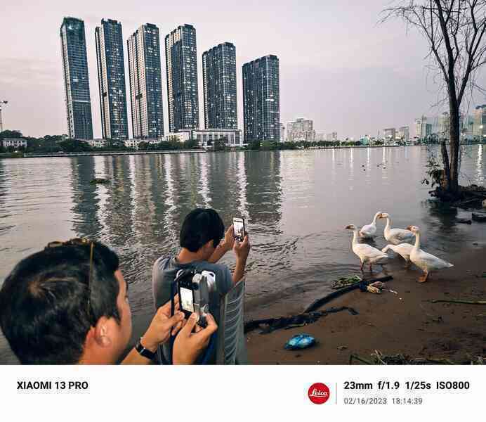 Mở hộp Xiaomi 13 Pro chính hãng: Mặt lưng gốm, camera Leica 1 inch, chống nước IP68, giá 30 triệu