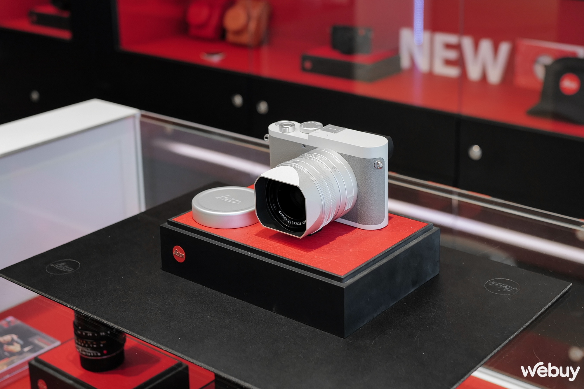 Mở hộp máy ảnh hạng sang Leica Q2 Ghost Edition: Màu xám xi măng, lấy ý tưởng từ đồng hồ Rolex hiếm