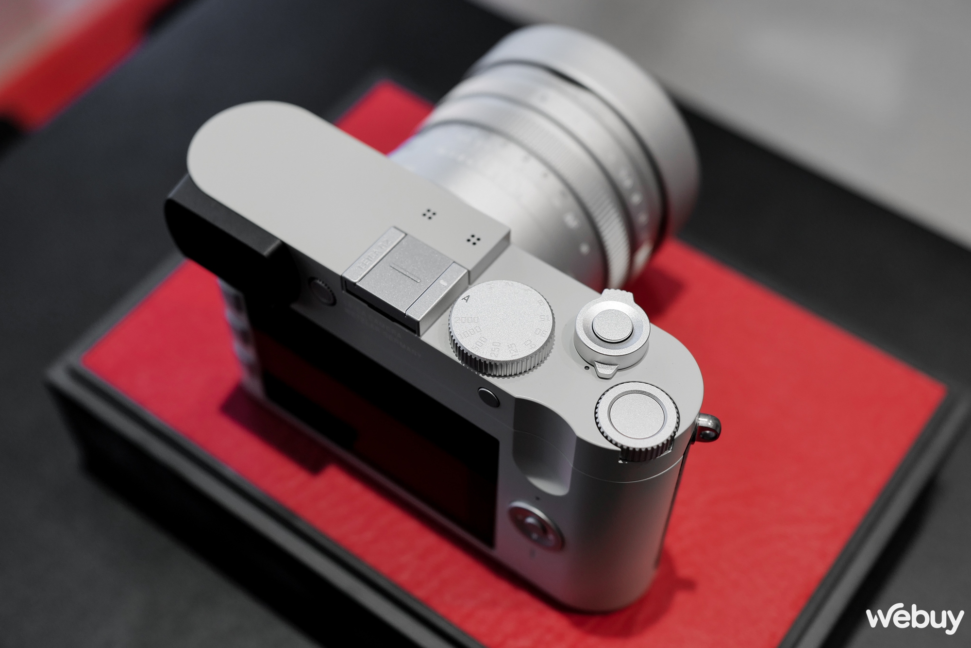 Mở hộp máy ảnh hạng sang Leica Q2 Ghost Edition: Màu xám xi măng, lấy ý tưởng từ đồng hồ Rolex hiếm - Ảnh 11. Mở hộp máy ảnh hạng sang Leica Q2 Ghost Edition: Màu xám xi măng, lấy ý tưởng từ đồng hồ Rolex hiếm - Ảnh 11.
