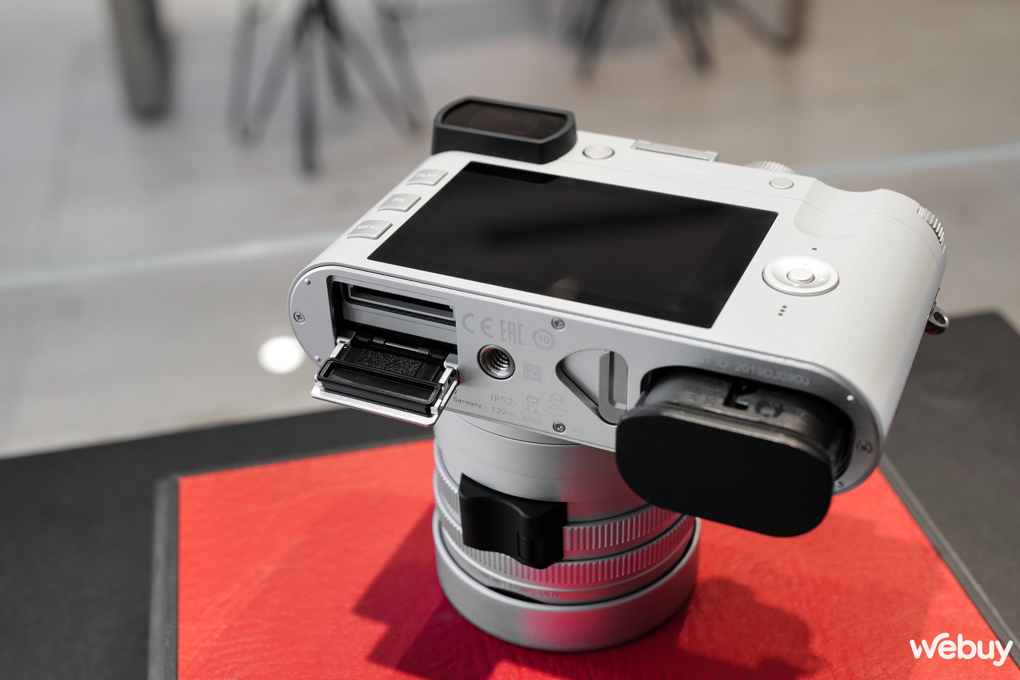 Mở hộp máy ảnh hạng sang Leica Q2 Ghost Edition: Màu xám xi măng, lấy ý tưởng từ đồng hồ Rolex hiếm - Ảnh 12. Mở hộp máy ảnh hạng sang Leica Q2 Ghost Edition: Màu xám xi măng, lấy ý tưởng từ đồng hồ Rolex hiếm - Ảnh 12.