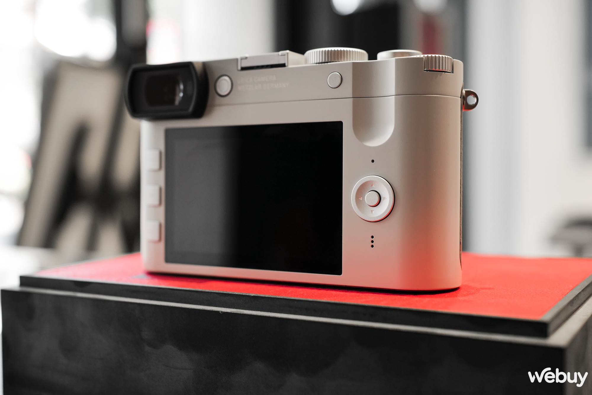 Mở hộp máy ảnh hạng sang Leica Q2 Ghost Edition: Màu xám xi măng, lấy ý tưởng từ đồng hồ Rolex hiếm - Ảnh 13. Mở hộp máy ảnh hạng sang Leica Q2 Ghost Edition: Màu xám xi măng, lấy ý tưởng từ đồng hồ Rolex hiếm - Ảnh 13.