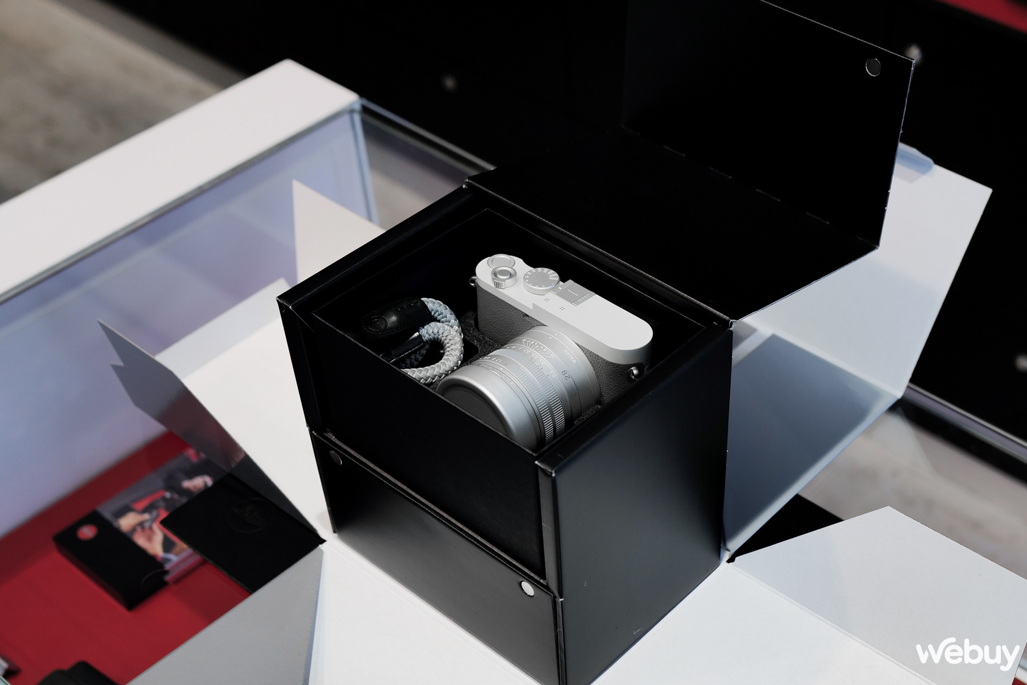 Mở hộp máy ảnh hạng sang Leica Q2 Ghost Edition: Màu xám xi măng, lấy ý tưởng từ đồng hồ Rolex hiếm - Ảnh 3. Mở hộp máy ảnh hạng sang Leica Q2 Ghost Edition: Màu xám xi măng, lấy ý tưởng từ đồng hồ Rolex hiếm - Ảnh 3.