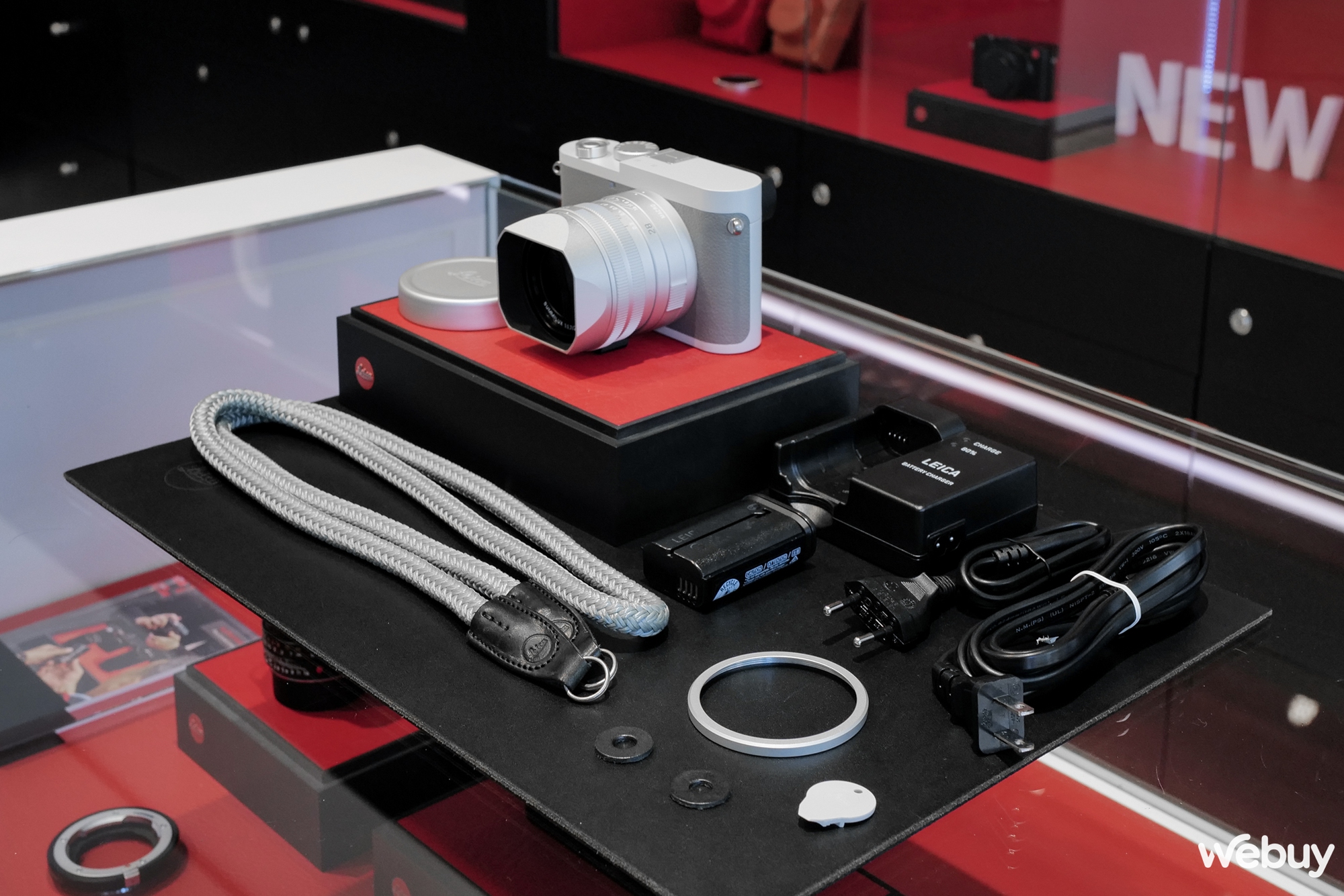 Mở hộp máy ảnh hạng sang Leica Q2 Ghost Edition: Màu xám xi măng, lấy ý tưởng từ đồng hồ Rolex hiếm - Ảnh 4. Mở hộp máy ảnh hạng sang Leica Q2 Ghost Edition: Màu xám xi măng, lấy ý tưởng từ đồng hồ Rolex hiếm - Ảnh 4.