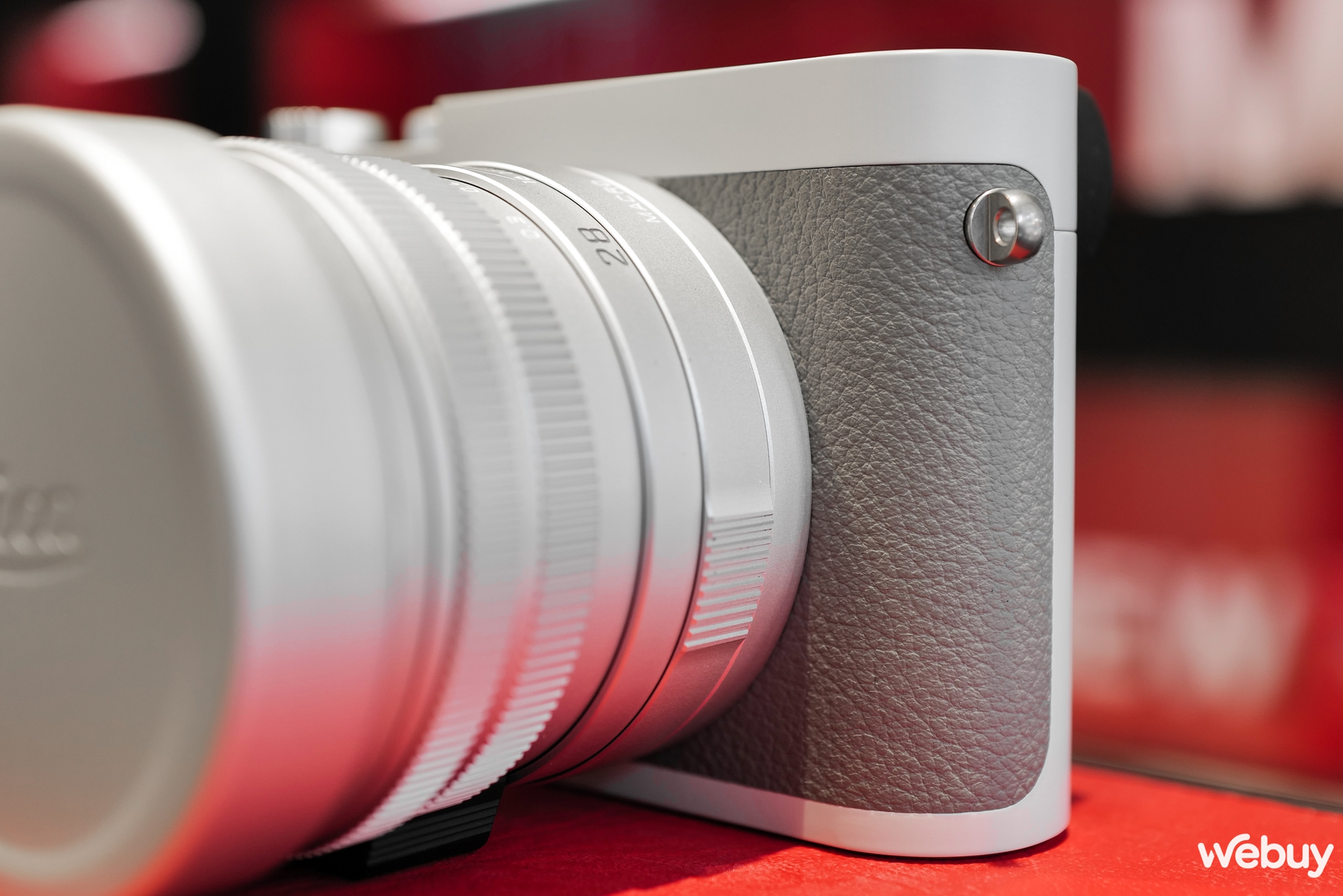 Mở hộp máy ảnh hạng sang Leica Q2 Ghost Edition: Màu xám xi măng, lấy ý tưởng từ đồng hồ Rolex hiếm - Ảnh 10. Mở hộp máy ảnh hạng sang Leica Q2 Ghost Edition: Màu xám xi măng, lấy ý tưởng từ đồng hồ Rolex hiếm - Ảnh 10.