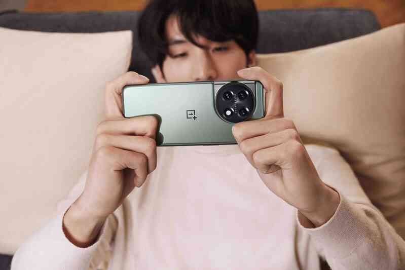 OnePlus 11 5G ra mắt tại Việt Nam: Hiệu năng mạnh mẽ với chip Snapdragon 8 Gen 2, camera Hasselblad, sạc siêu nhanh SuperVOOC 100W, mức giá hấp dẫn - Ảnh 2. OnePlus 11 5G ra mắt tại Việt Nam: Hiệu năng mạnh mẽ với chip Snapdragon 8 Gen 2, camera Hasselblad, sạc siêu nhanh SuperVOOC 100W, mức giá hấp dẫn - Ảnh 2.