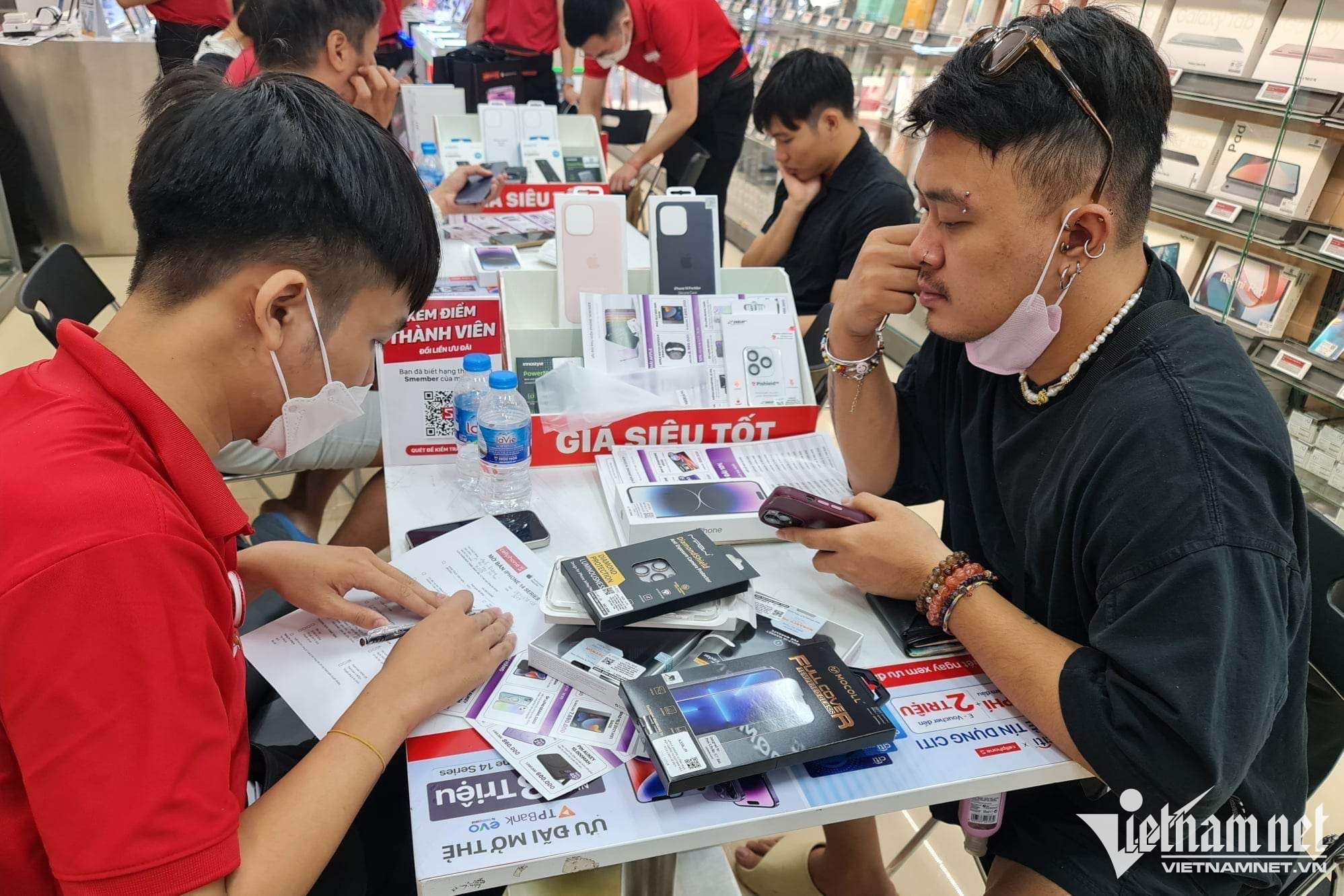 Smartphone bình dân ế ẩm, nhà bán lẻ cắt lỗ để duy trì dòng tiền
