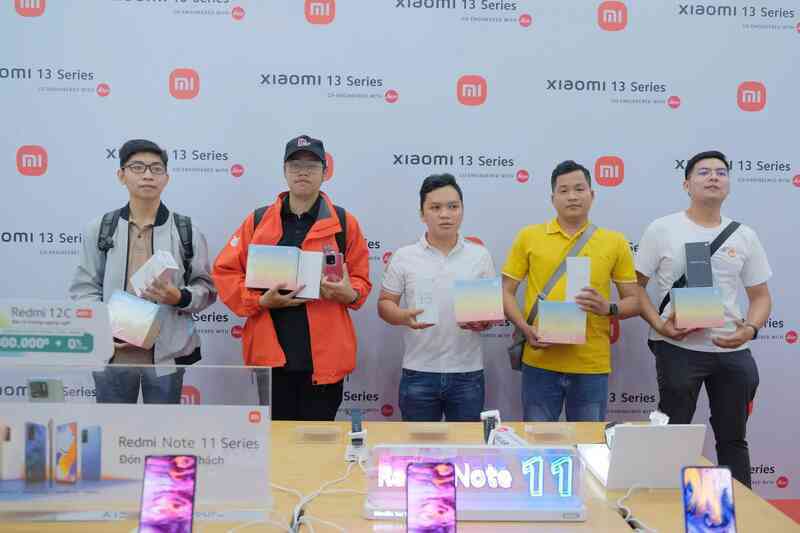 “Vui tới bến” như Xiaomi: Rủ Mi Fan chụp 1.300 tấm hình, tạo kỷ lục ghép logo “khủng” mừng Xiaomi 13 Series cháy hàng - Ảnh 3. “Vui tới bến” như Xiaomi: Rủ Mi Fan chụp 1.300 tấm hình, tạo kỷ lục ghép logo “khủng” mừng Xiaomi 13 Series cháy hàng - Ảnh 3.