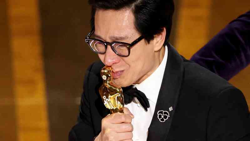 NÓNG: Sao gốc Việt Quan Kế Huy chiến thắng Oscar, lập hàng loạt kỷ lục khủng của điện ảnh thế giới! - Ảnh 2. NÓNG: Sao gốc Việt Quan Kế Huy chiến thắng Oscar, lập hàng loạt kỷ lục khủng của điện ảnh thế giới! - Ảnh 2.