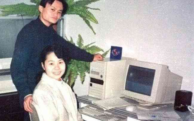 Vợ Jack Ma tiết lộ ‘nội chiến gia đình’ : ‘Con trai tôi chính là nạn nhân của Alibaba và Jack Ma là người ‘nổ phát súng’ đầu tiên trấn áp con ruột mình’ - Ảnh 2. Vợ Jack Ma tiết lộ ‘nội chiến gia đình’ : ‘Con trai tôi chính là nạn nhân của Alibaba và Jack Ma là người ‘nổ phát súng’ đầu tiên trấn áp con ruột mình’ - Ảnh 2.