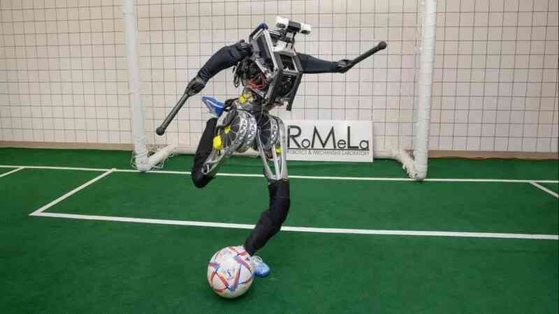 Nhóm sinh viên phát triển robot hình người có kỹ năng đá bóng 'giỏi hơn cả Messi', sẽ đi đá giải ở Pháp thời gian tới