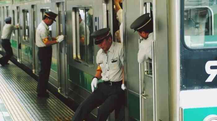 Nghề lạ nhất Nhật Bản: Nhồi nhét người lên tàu bất chấp việc bị coi là thô lỗ - Ảnh 4.