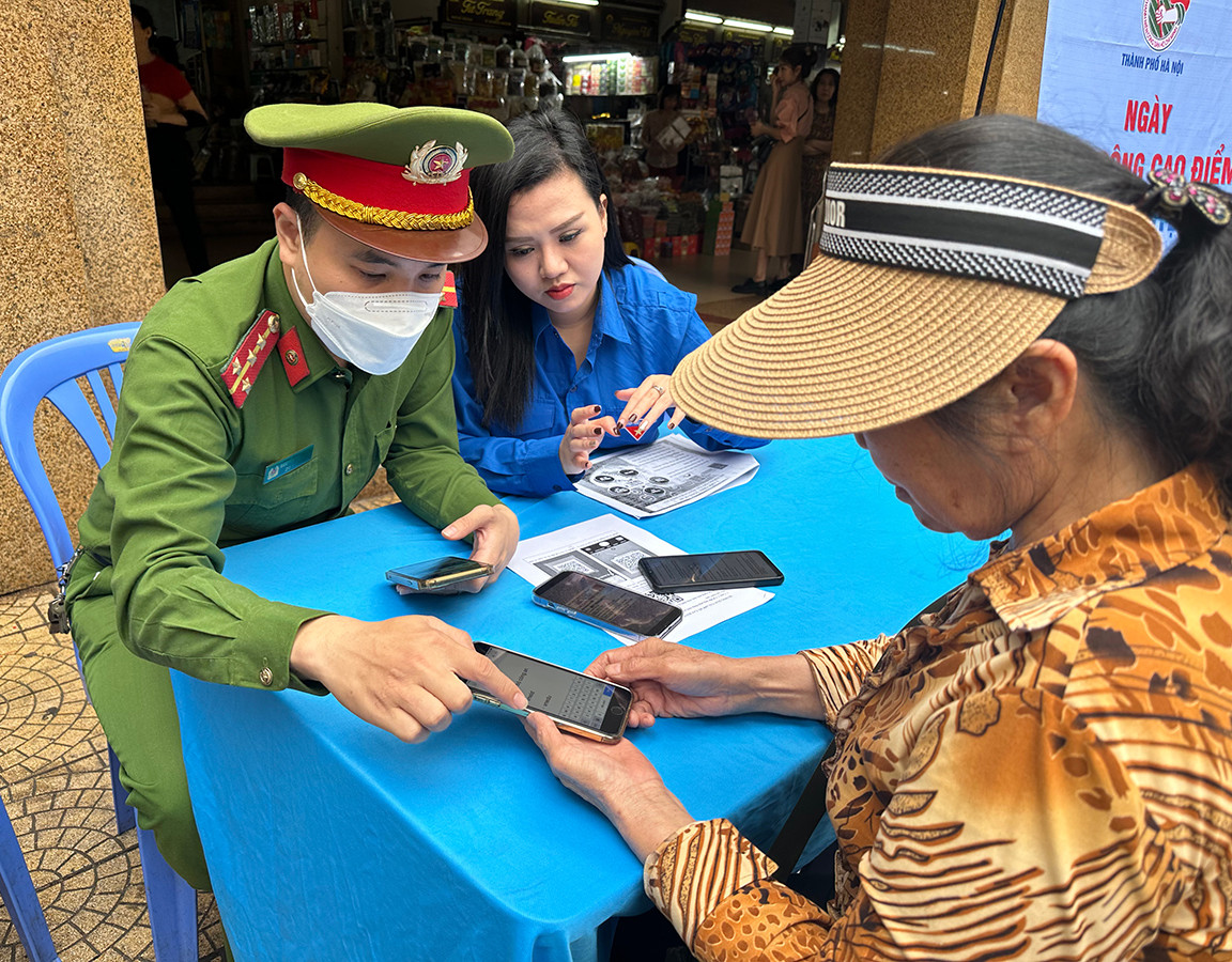 Thanh niên xuống đường hỗ trợ người dân cài VNeID, thanh toán không dùng tiền mặt
