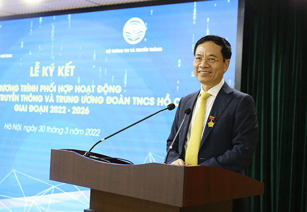 Thanh niên xuống đường hỗ trợ người dân cài VNeID, thanh toán không dùng tiền mặt