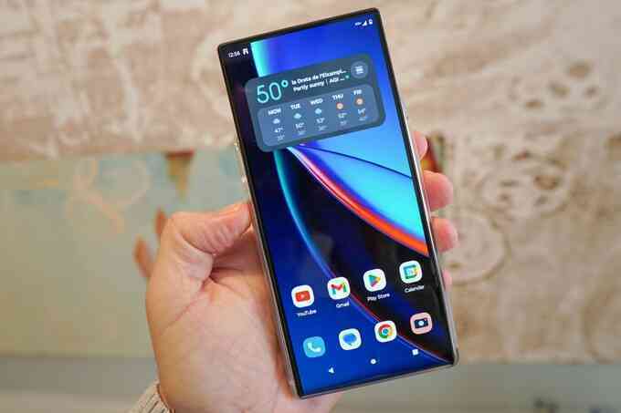 … và ở trạng thái khi trượt lên để mở rộng màn hình (Ảnh: GSMArena).