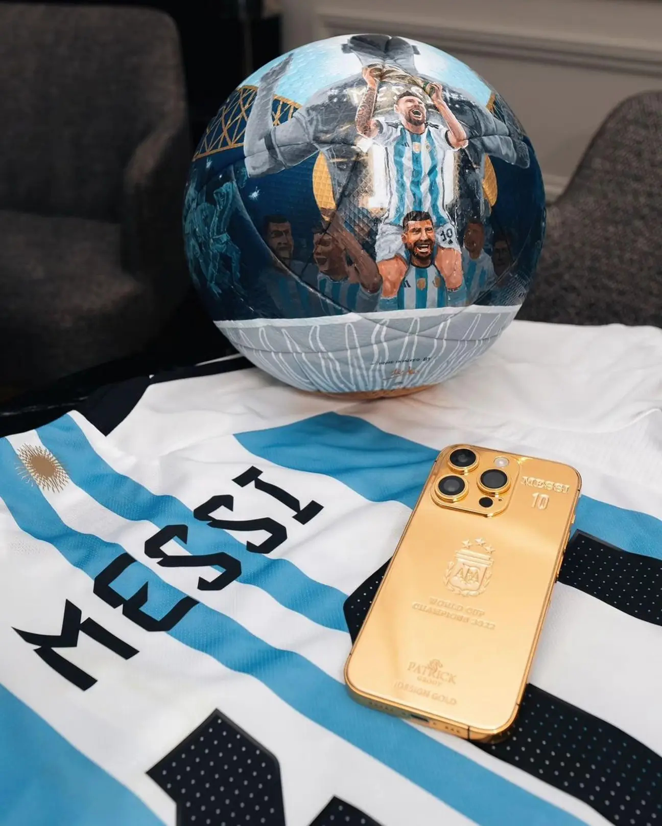 Messi chi 5 tỷ đồng mua 35 chiếc iPhone mạ vàng 24K tặng toàn đội Argentina - Ảnh 2. Messi chi 5 tỷ đồng mua 35 chiếc iPhone mạ vàng 24K tặng toàn đội Argentina - Ảnh 2.