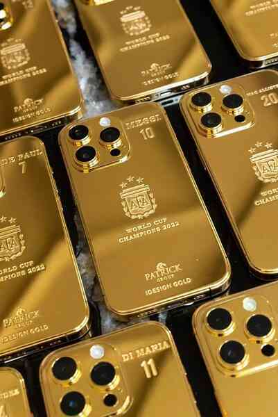 Những chiếc iPhone mạ vàng được in số áo, tên cầu thủ và logo của đội tuyển Argentina (Ảnh: iDesign Gold). Những chiếc iPhone mạ vàng được in số áo, tên cầu thủ và logo của đội tuyển Argentina (Ảnh: iDesign Gold).