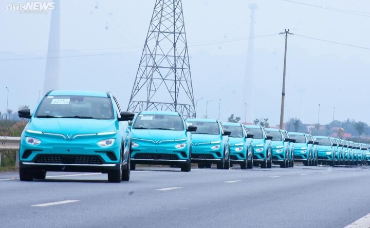 Đoàn taxi điện VinFast rời nhà máy về Hà Nội, chuẩn bị vận hành trong tháng 4