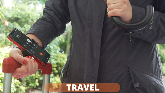 Phụ kiện này để kẹp điện thoại lên cổ tay, nhìn kì lạ nhưng được giải thích hợp lý vô cùng