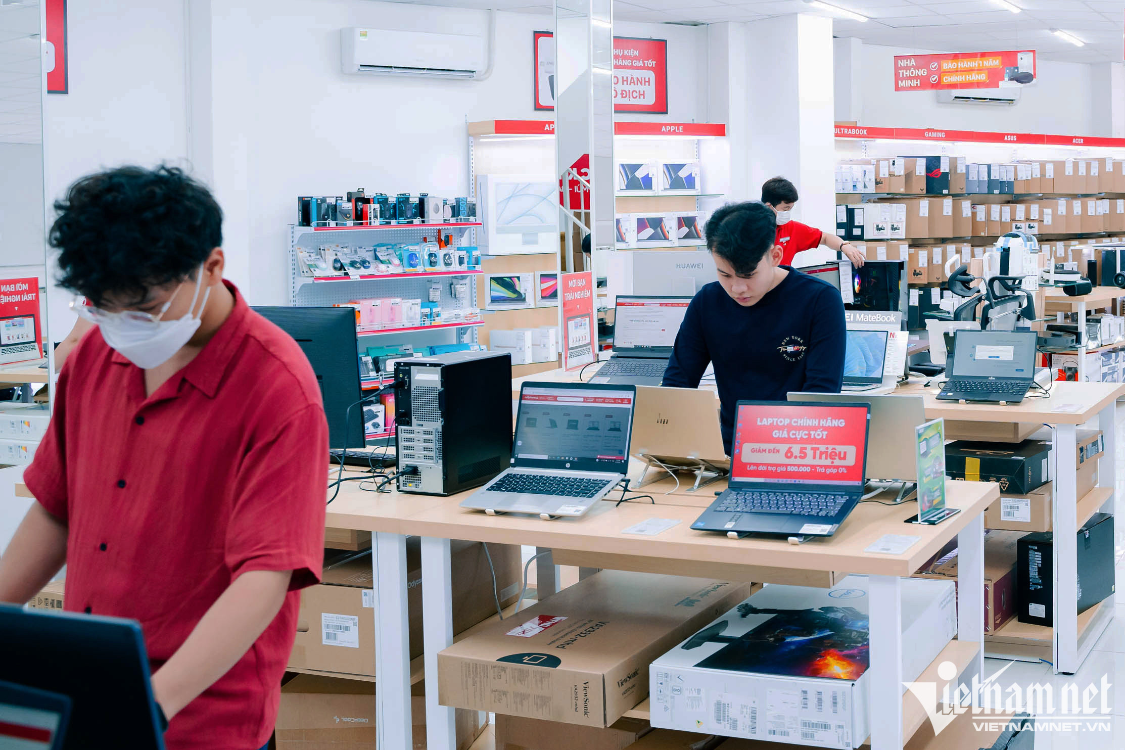 Nhà bán lẻ cắt máu” đẩy hàng, giảm giá 30-40% vẫn ế